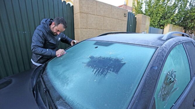 Un coche helado la mañana de este jueves en la zona de La Canaleja.