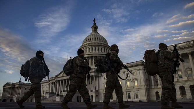 Tropas de la Guardia Nacional marchan junto al Capitolio.