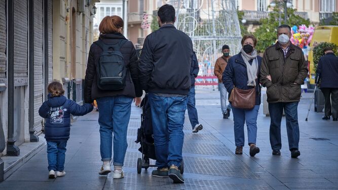 Personas pasando por Cádiz.