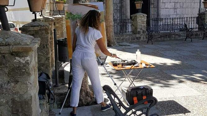 Una de las artistas de 'Pintores del Eslava', en los jardines del Alcázar.