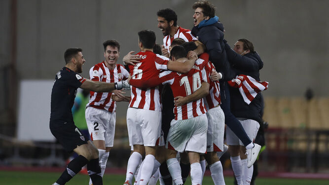 Los jugadores del Athletic celebran su triunfo en la Supercopa.