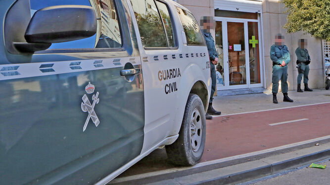 Agentes de la Guardia Civil durante un registro en Jerez en una imagen retrospectiva.