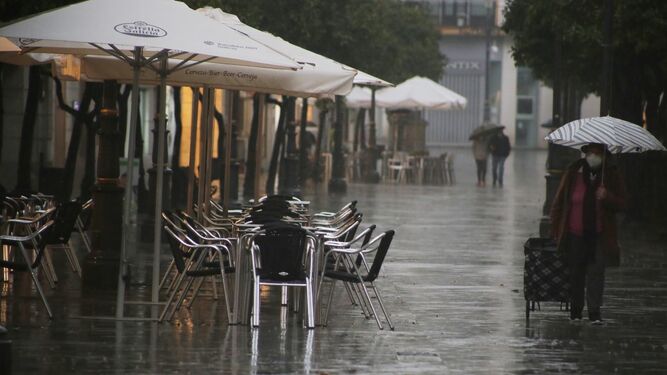 Terrazas vacías en el centro de Jerez como consecuencia de la incesante lluvia.