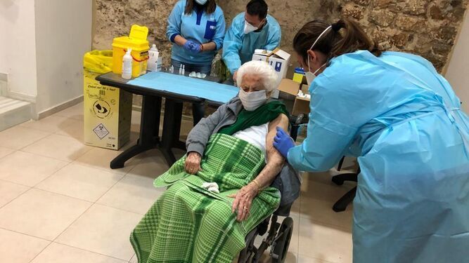 Una de las personas mayores vacunadas en Cádiz hasta la fecha.