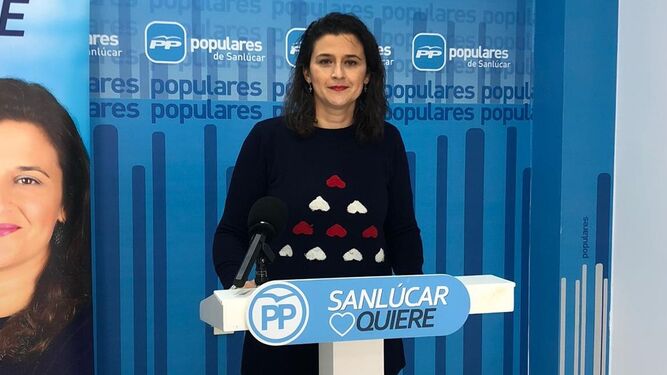 La presidenta del PP de Sanlúcar, Carmen Pérez, en la sede local del partido.