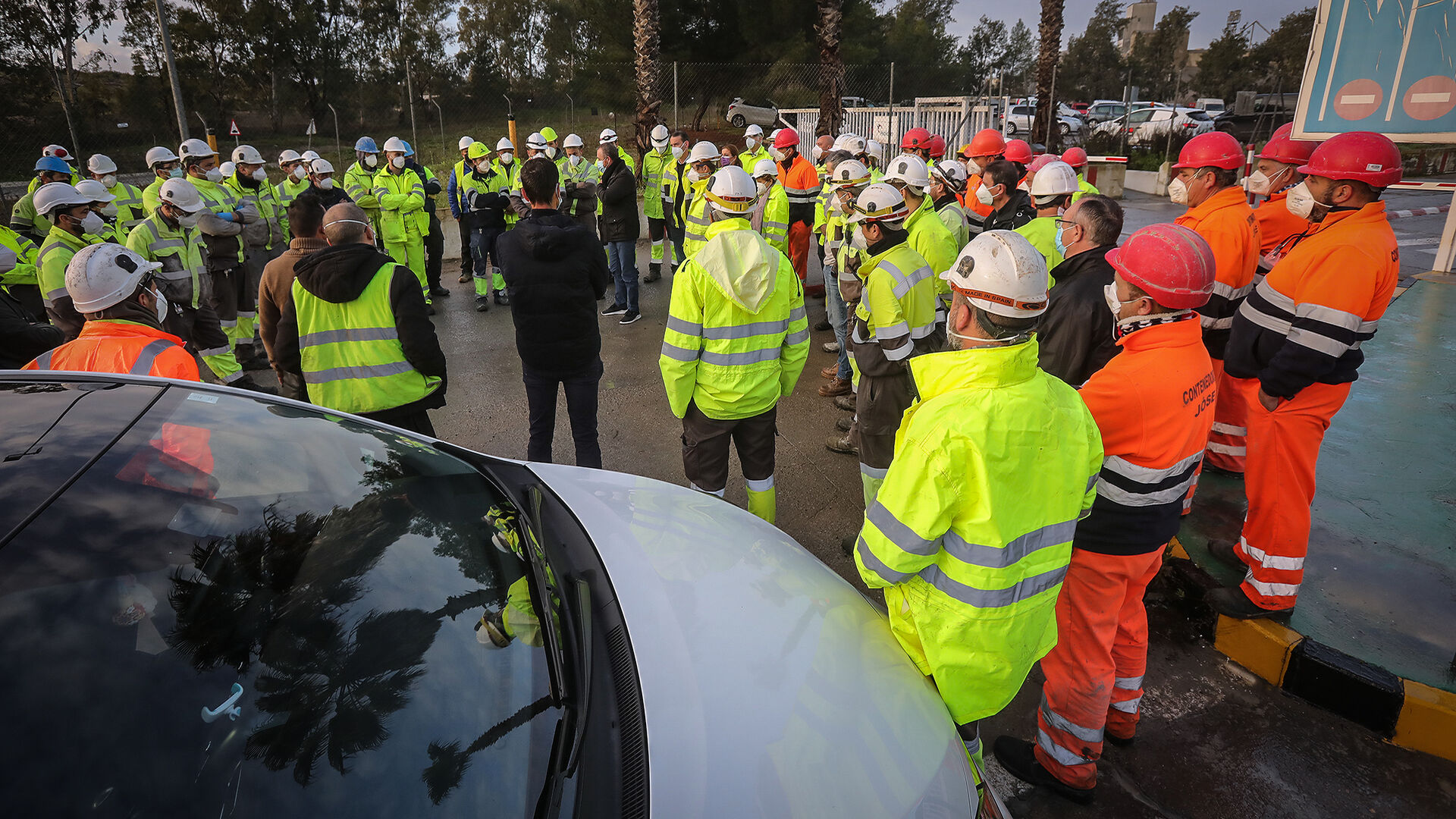 Trabajadores de la cementera Holcim se concentran en la entrada de la planta de Jerez