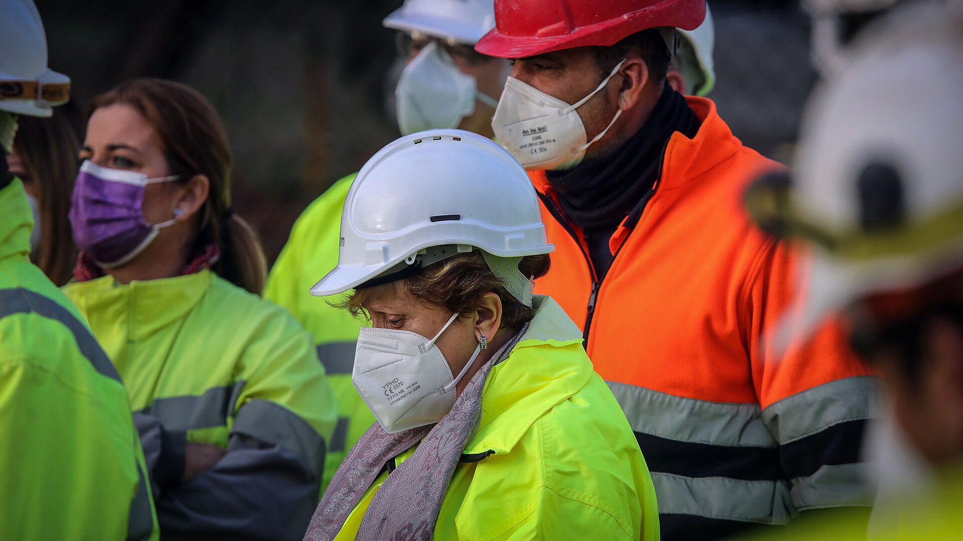 Trabajadores de la cementera Holcim se concentran en la entrada de la planta de Jerez