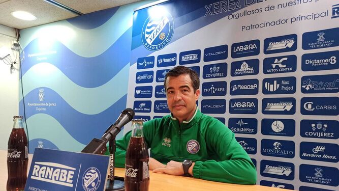 El técnico del Xerez DFC, José Herrera, en la sala de prensa de Chapín este viernes.