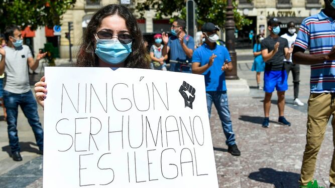 Una manifestante muestra una pancarta a favor de los derechos humanos.