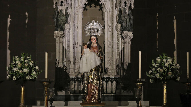 Nuestra Señora de la Paz en el altar mayor de Santiago.