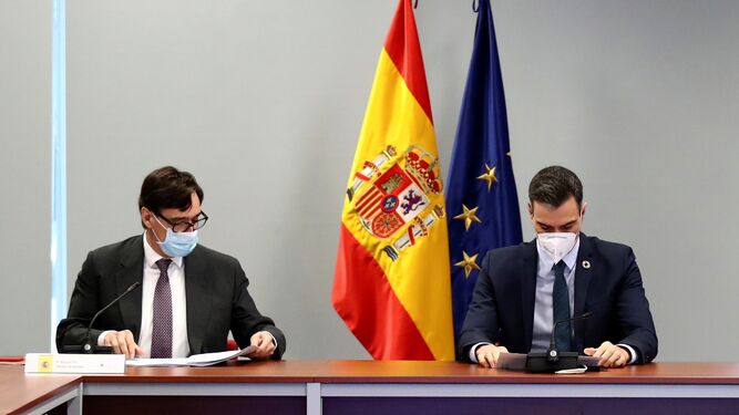 El ministro de Sanidad, Salvador Illa, y el presidente del Gobierno, Pedro Sánchez, en la reunión del comité de seguimiento del coronavirus en Madrid este lunes.