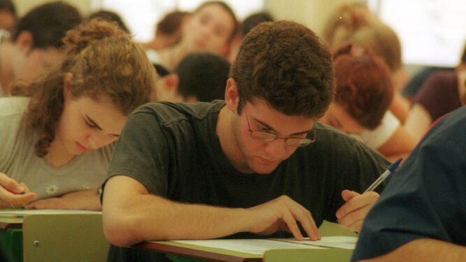 Imagen de archivo de una examen en la Universidad de Sevilla.