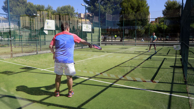 Dos socios juegan al tenis, el pasado mes de mayo, cuando recuperaron la actividad tras el primer cierre.