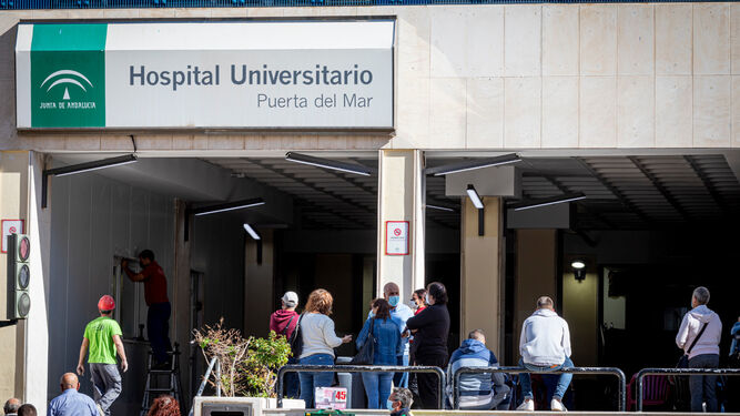 Personas en los alrededores del hospital Puerta del Mar.