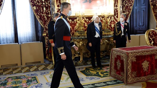 El rey Felipe VI se dirige a recibir las cartas credenciales de los nuevos embajadores durante una ceremonia celebrada este viernes en el Palacio Real de Madrid.