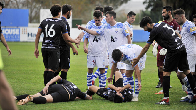 Antonio Sánchez y Adri se duelen en el suelo en la jugada que acabó con la expulsión del xerecista.