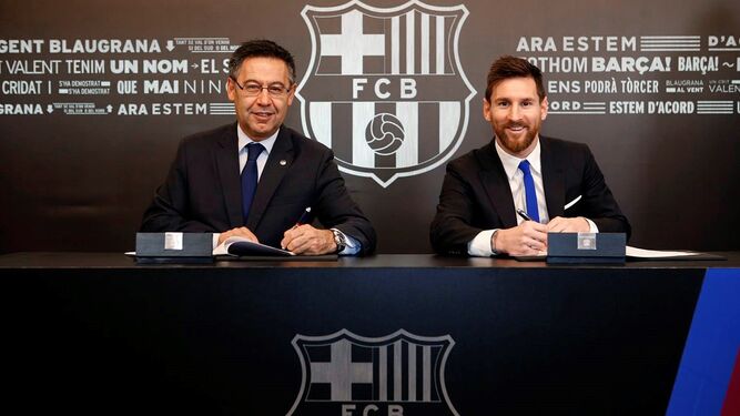 Fotografía facilitada por el FC Barcelona de la firma del contrato de Messi en 2017.