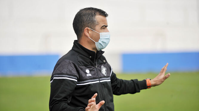 José Pérez Herrera pide a sus jugadores calma en un momento del partido.