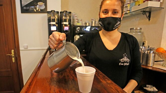 Rocío Piñero sirve un café para llevar este lunes en la pastelería ‘Los Reyes’.