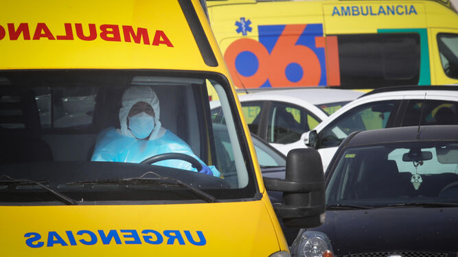 Ambulancias del 061 junto a vehículos estacionados en el hospital de Jerez, en una imagen reciente.