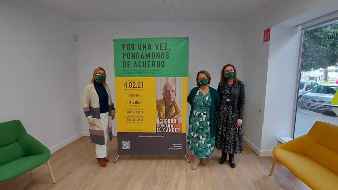Miembros de la AECC de Cádiz con el cartel de la campaña del Día Mundial Contra el Cáncer 2021.