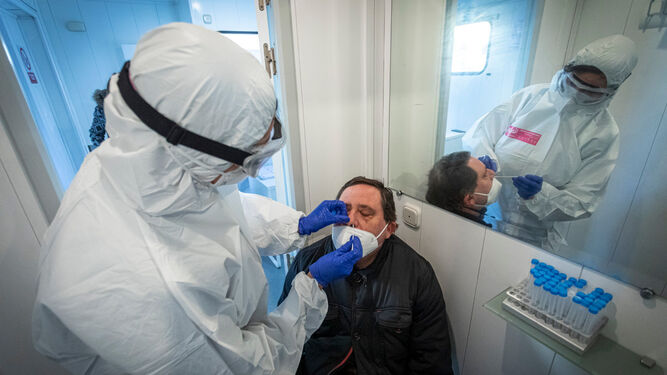 Un sanitario realiza una prueba de coronavirus a una persona en Cádiz.