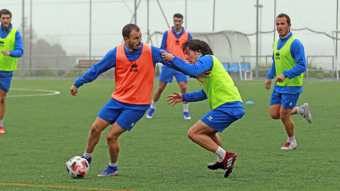Beni, pugnando con Jacobo en un entrenamiento del primer equipo, vuelve al filial.