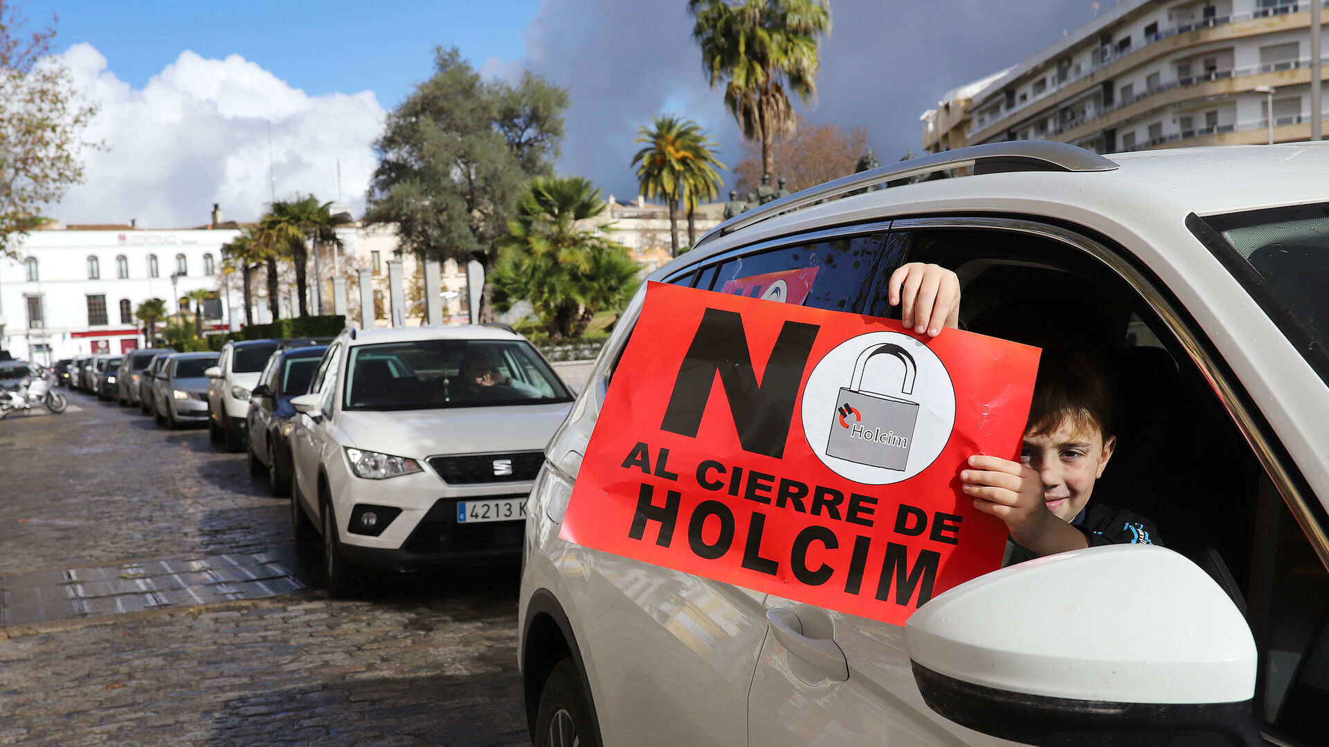 Caravana de protesta de la plantilla de Holcim.