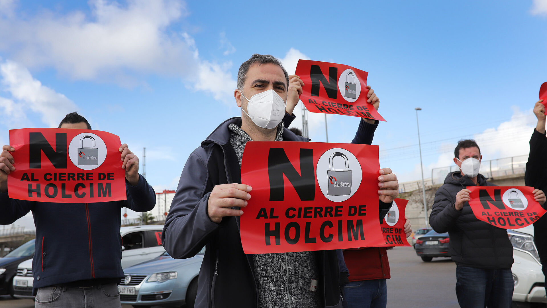Caravana de protesta de la plantilla de Holcim.