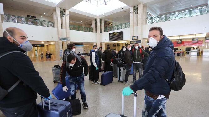 Turistas en el aeropuerto de Jerez.