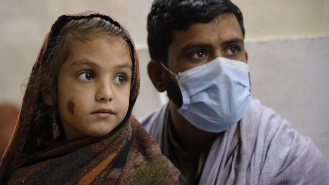 Una niña y su tío en el centro de tratamiento de leishmaniasis cutánea de MSF en Peshawar, India.