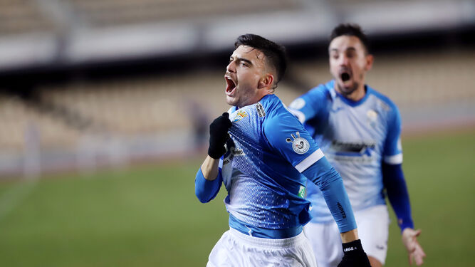 Javi Forján celebra con rabia el agónico tanto ante el Cabecense en el último minuto de partido.