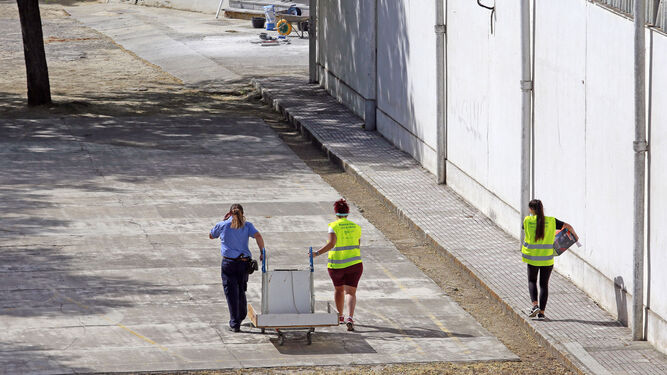 Trabajadoras de un plan de empleo desarrollado en verano en un colegio de Jerez.