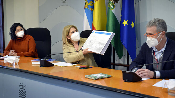 La alcaldesa, con la delegada de Vivienda y el gerente de Emuvijesa, presentando el plan municipal de vivienda y suelo.