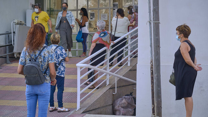 Cola de usuarios para acceder al centro de salud Olivillo de Cádiz hace unos meses.
