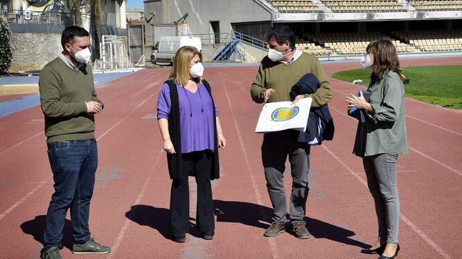 La alcaldesa, Mamen Sánchez, en una visita realizada a las pistas de atletismo