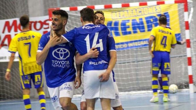Los jugadores del Toyota Nimauto celebran uno de sus dos goles en Cádiz.
