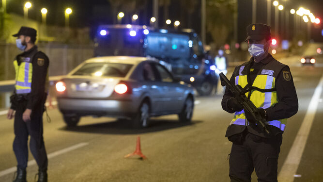Control de la Policía Nacional para garantizar las restricciones de movilidad en Sevilla.