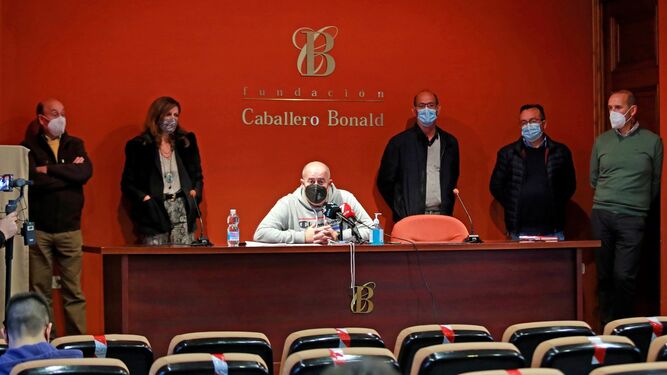 Los representantes del comité del Ayuntamiento, durante una rueda de prensa en la Fundación Caballero Bonald.