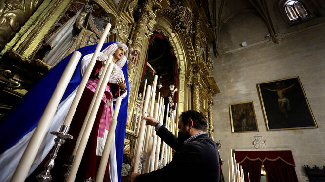 Preparativos en la basílica de la Merced con el montaje del altar de cultos de la hermandad del Transporte.
