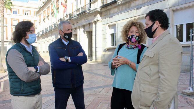 Pilar Marín charla con miembros del grupo municipal del PP en la puerta del Ayuntamiento.
