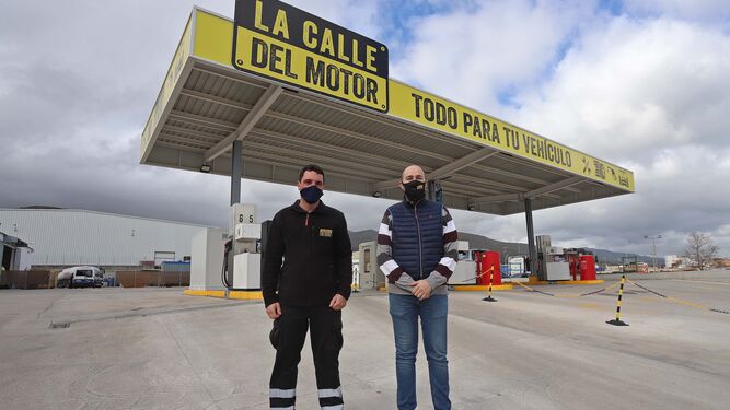 Andrés López (izq.), usuario de Incorpora, y Manuel Piedra, gerente de la gasolinera.