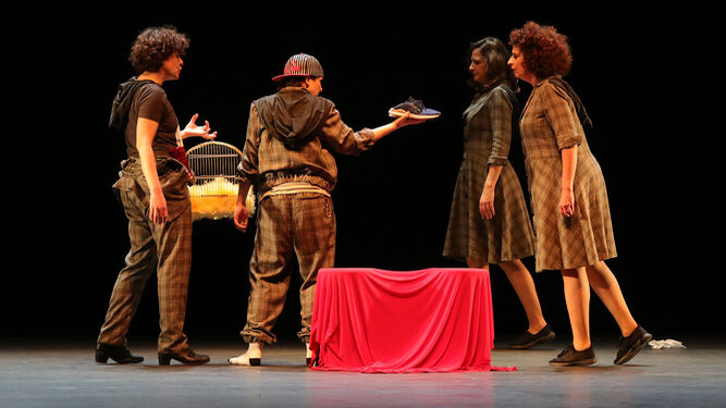 las Niñas de Cádiz, esta tarde interpretando 'El viento es salvaje' en el Teatro Villamarta.