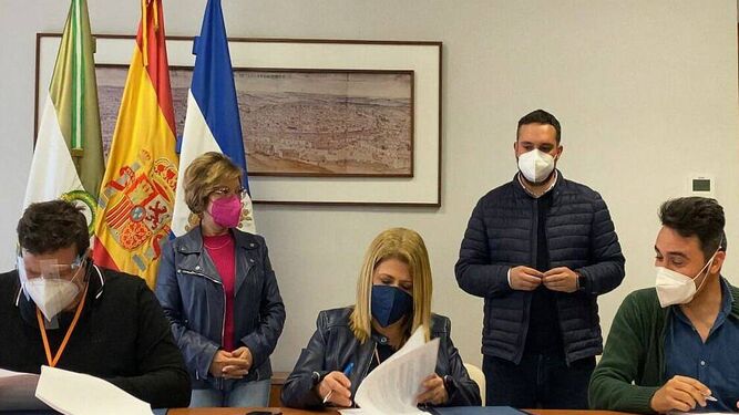 Firma del acuerdo entre la alcaldesa y los alcaldes de El Torno y San Isidro