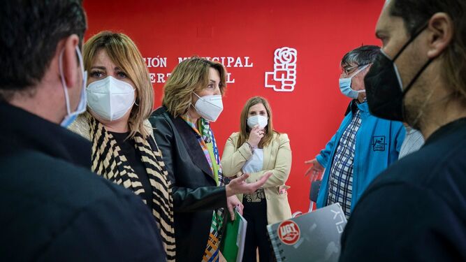 Susana Díaz en la sede del PSOE de Puerto real con el comité de empresa de Airbus