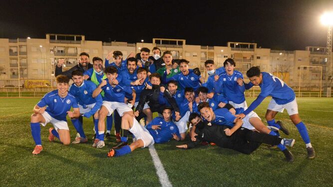 Los jugadores del Xerez DFC B celebran su victoria ante el Trebujena en La Granja.