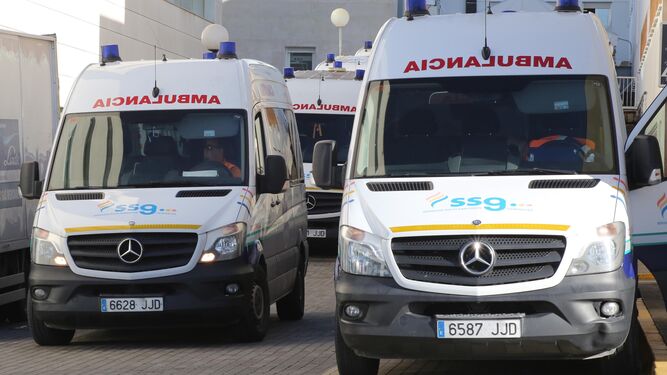 Varias ambulancias aparcadas en el hospital de Jerez.