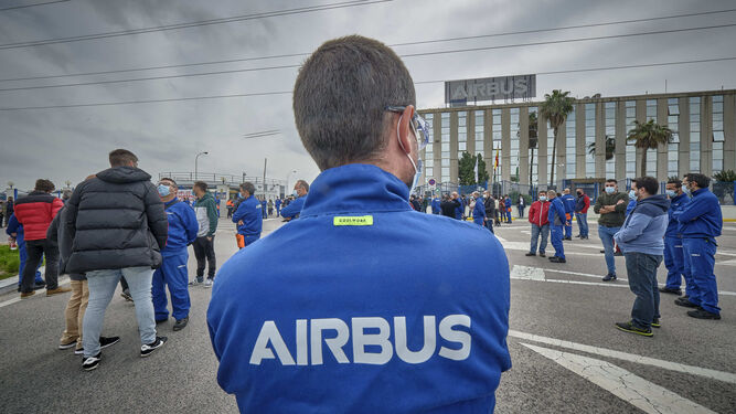 Concentración de trabajadores de Airbus ante la planta de Puerto Real.