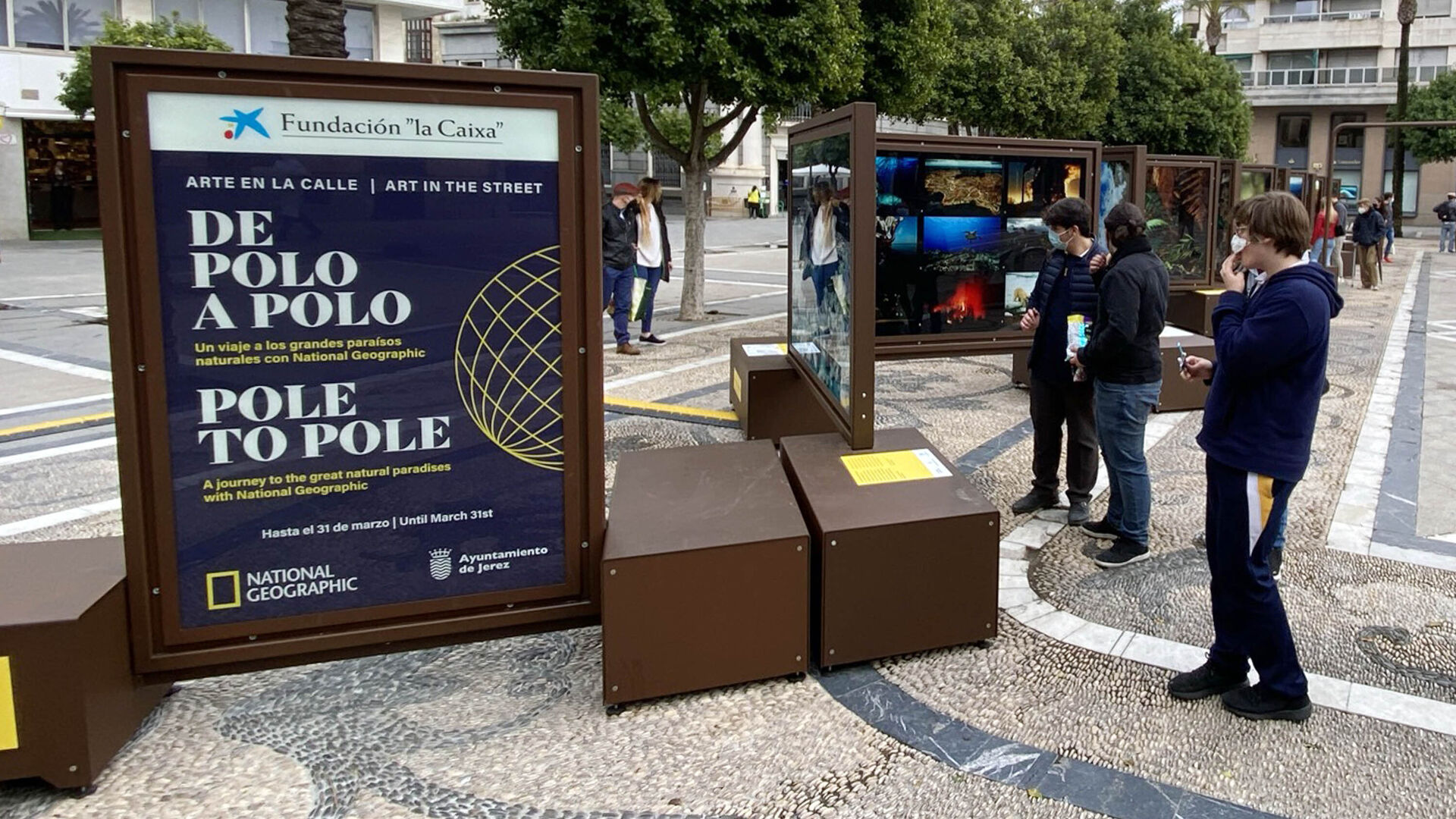 cojo almohadilla serie Exposición de 'De Polo a Polo' de La Caixa y National Geographic en el  Arenal