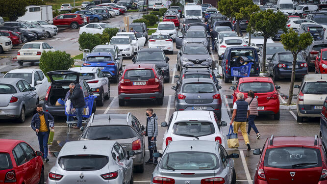 Aspecto del aparcamiento del Centro Comercial Tres Caminos tras el levantamiento de las restricciones a la movilidad.